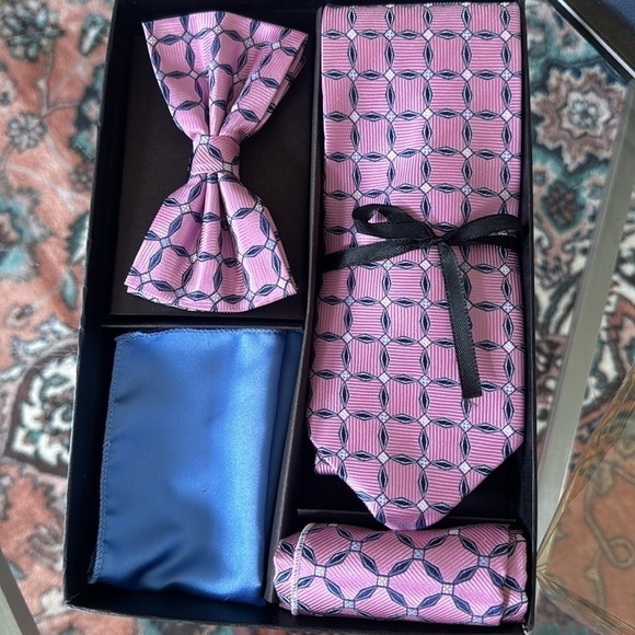 Gianfranco NWOT tie bow tie 2 napkins you put in the pocket and the blue flower - Picture 3 of 5